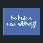 ミニマルなコバルトブルー我々は新しいホームムービング ポストカード<br><div class="desc">このミニマモダンリスト私たちは発表はがきを移動し、コバルトブルーと白のおもしろいブラシレタリングを特徴とする。</div>