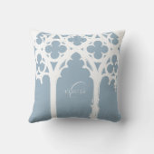 ミニマルなゴシック窓の書道ソフトブルー クッション (裏面)