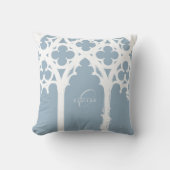 ミニマルなゴシック窓の書道ソフトブルー クッション (正面)