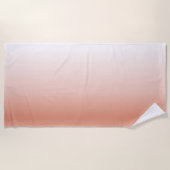 ミニマルなシックなパステル埃っぽいバラグラデーション赤面ピンク ビーチタオル (正面)