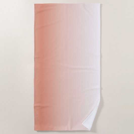 ミニマルなシックなパステル埃っぽいバラグラデーション赤面ピンク ビーチタオル (正面)