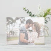 ミニマルなシック写真H日付を保存 招待状 (スタンド正面)