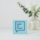 ミニマルなスカイブルーはっきりしたハロースピーチバブル スクエア名刺 (スタンド正面)