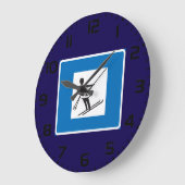 ミニマルなスキーリフトのシンボル(青縁ど) ラージ壁時計 (傾斜)