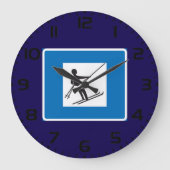 ミニマルなスキーリフトのシンボル(青縁ど) ラージ壁時計 (正面)