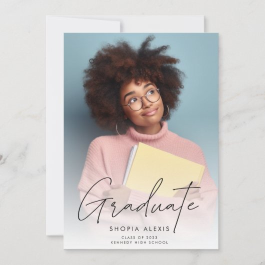 ミニマルなスクリプトオーバーレイ2枚の写真の卒業 案内状 (正面)