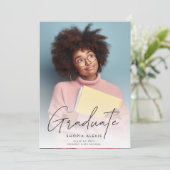 ミニマルなスクリプトオーバーレイ2枚の写真の卒業 案内状 (スタンド正面)