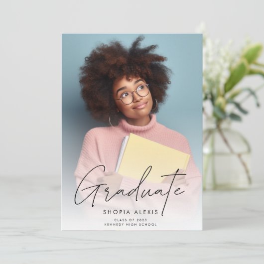 ミニマルなスクリプトオーバーレイ2枚の写真の卒業 案内状 (スタンド正面)