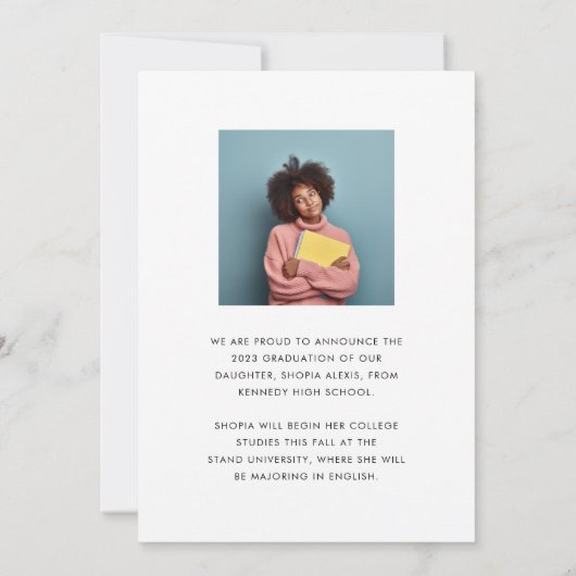 ミニマルなスクリプトオーバーレイ2枚の写真の卒業 案内状 (裏面)