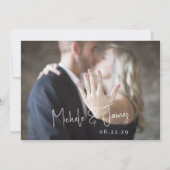 ミニマルなスクリプトタイポグラフィー ウェディングエンゲージメント 招待状 (裏面)