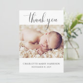 ミニマルなスクリプトフォト新生児発表カード 招待状 (スタンド正面)