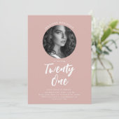 ミニマルなスクリプトフォト21歳の誕生日ダスティピンク 招待状 (スタンド正面)