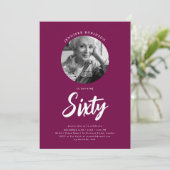 ミニマルなスクリプトフォト60誕生日マゼンタ 招待状 (スタンド正面)