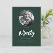 ミニマルなスクリプトフォト90誕生日エメラルド 招待状 (スタンド正面)