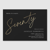 ミニマルなスクリプトブラックと金ゴールド70誕生日 マグネット招待状 (正面)