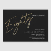 ミニマルなスクリプトブラックと金ゴールド80誕生日 マグネット招待状 (正面)