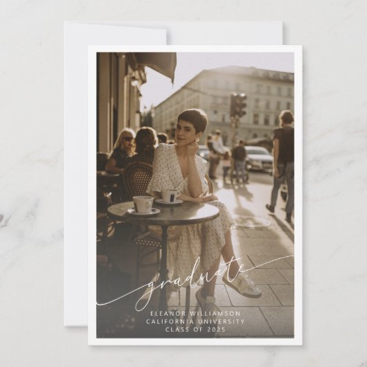 ミニマルなスクリプトホワイトオーバーレイ写真卒業 案内状 (正面)