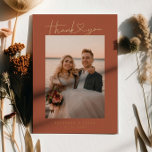 ミニマルなスクリプト結婚ハートの写真カード 箔招待状<br><div class="desc">手ミニマル文字でハートを書いたエレガントなウェディングサンキューカードメッセージと一緒に前後に写真を追加できる。背景色はテラコッタ。</div>