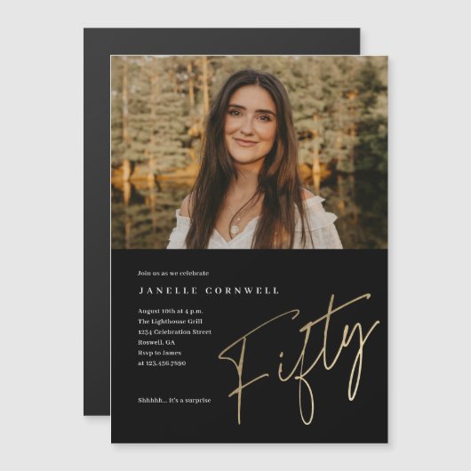 ミニマルなスクリプト金ゴールド50thフォト誕生日 マグネット招待状 (正面/裏面)