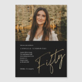 ミニマルなスクリプト金ゴールド50thフォト誕生日 マグネット招待状 (正面)