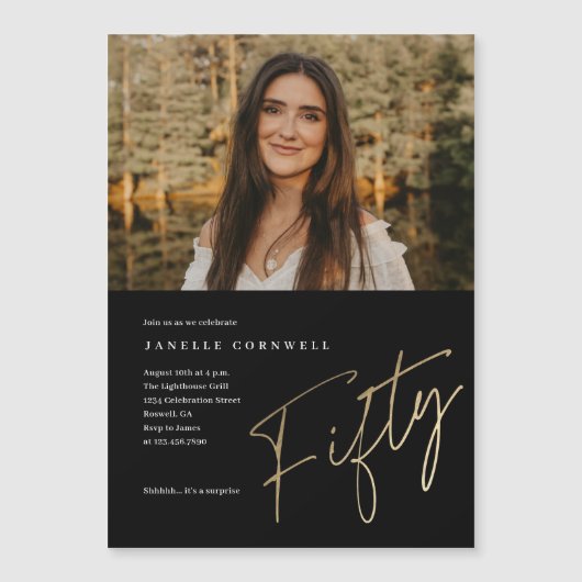 ミニマルなスクリプト金ゴールド50thフォト誕生日 マグネット招待状 (正面)