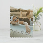 ミニマルなスクリプト フルフォト セーブ・ザ・デート 招待状 (スタンド正面)