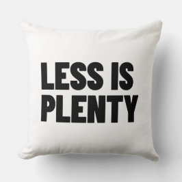 ミニマルなストリートウェアのタイポグラフィ、Less Is Plenty クッション