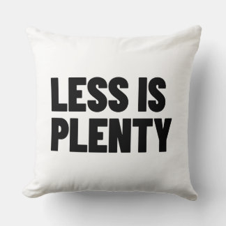ミニマルなストリートウェアのタイポグラフィ、Less Is Plenty クッション