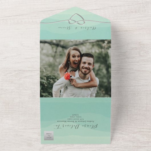 ミニマルなセージグリーンのウェディング オールインワン招待状 (外側)