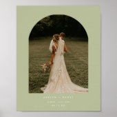ミニマルなセージグリーンの結婚式カップル写真アーチ ポスター (正面)