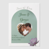 ミニマルなソフトピンク&グリーンロータスの日付を保存 ベラム紙招待状 (正面)