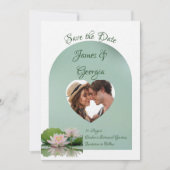 ミニマルなソフトピンク&グリーンロータスの日付を保存 招待状 (正面)