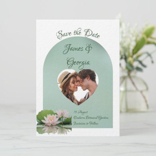 ミニマルなソフトピンク&グリーンロータスの日付を保存 招待状 (スタンド正面)