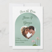 ミニマルなソフトピンク&グリーンロータスの日付を保存 招待状 (正面)