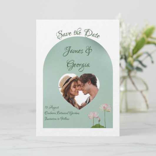 ミニマルなソフトピンク&グリーンロータスの日付を保存 招待状 (スタンド正面)