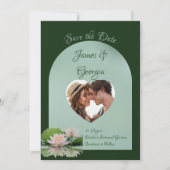 ミニマルなソフトピンク&グリーンロータスの日付を保存 招待状 (正面)