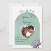 ミニマルなソフトピンク&グリーンロータスの日付を保存 招待状 (正面)