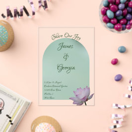 ミニマルなソフトピンク&グリーンロータス結婚のアクリル アクリル招待状