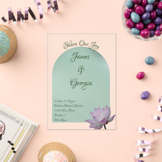 ミニマルなソフトピンク&グリーンロータス結婚のアクリル アクリル招待状 (インサイチュ (お祝い))