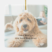 ミニマルなタイプライター犬の初めてのクリスマス写真 セラミックオーナメント (裏面)