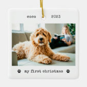 ミニマルなタイプライター犬の初めてのクリスマス写真 セラミックオーナメント (正面)