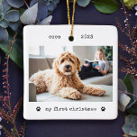 ミニマルなタイプライター犬の初めてのクリスマス写真 セラミックオーナメント<br><div class="desc">このシンプルとミニマルなクリスマスの休日のオーナメントはお気に入りの、あなたの犬や子犬の写真と彼の名前、年、そして黒いタイプライターの言葉"私の初めてのクリスマス"は、2つの可愛い前版画と文字を見て見える。背面にはペットの別の写真が入っており、その上に文字や名前を追加できるようにオーバーレイで明るくなっている。犬スタイリッシュの人間としての初めてのクリスマスの形見！</div>
