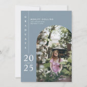 ミニマルなダスティブルーアーチフォト卒業パーティー 招待状 (正面)