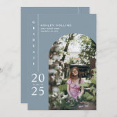 ミニマルなダスティブルーアーチフォト卒業パーティー 招待状 (正面/裏面)