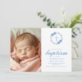 ミニマルなダスティブルーフローラクロスバプテスマ写真 招待状 (スタンド正面)