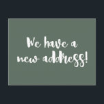 ミニマルなダークセージ我々は新しい家を移動 ポストカード<br><div class="desc">このミニマモダンリスト私たちは、ダークセージ緑と白のおもしろいブラシレタリングを特徴とする発表はがきを移動した。</div>