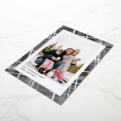 ミニマルなチェック柄 1枚の写真 グレーの縦型 本物 箔シーズンカード (回転した状態)