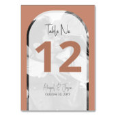 ミニマルなテラコッタ結婚アーチドの写真 テーブルナンバー (正面)