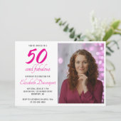 ミニマルなデザインでおしゃれな50歳の誕生日をお祝い ピンクのフォトバースデー 招待状 (スタンド正面)