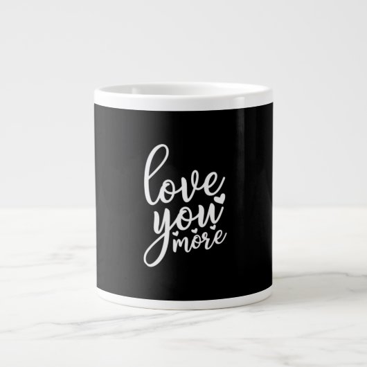ミニマルなデザインのブラックスタイルで愛を表現 "Love You More" ジャンボコーヒーマグカップ (正面)